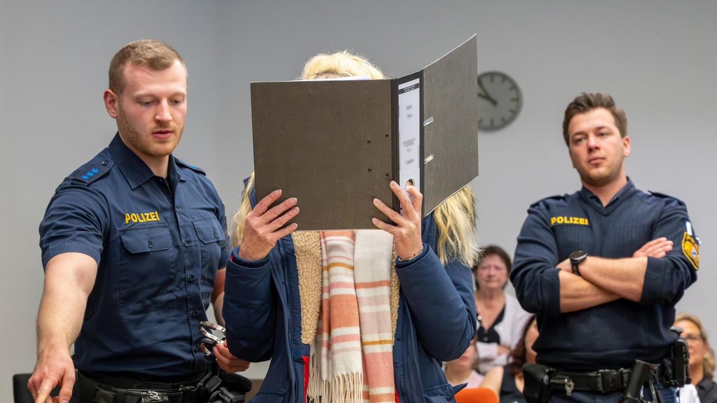 Die Angeklagte versteckte ihr Gesicht hinter einem Aktenordner. Die Angeklagte versteckte ihr Gesicht hinter einem Aktenordner.