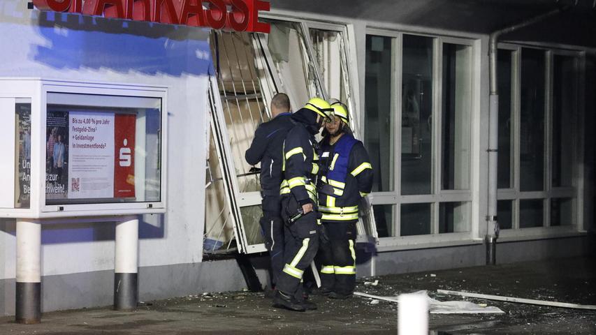 Explosionen mitten in der Nacht: Zwei Geldautomaten in Erlangen gesprengt - Täter auf der Flucht Explosionen mitten in der Nacht: Zwei Geldautomaten in Erlangen gesprengt - Täter auf der Flucht