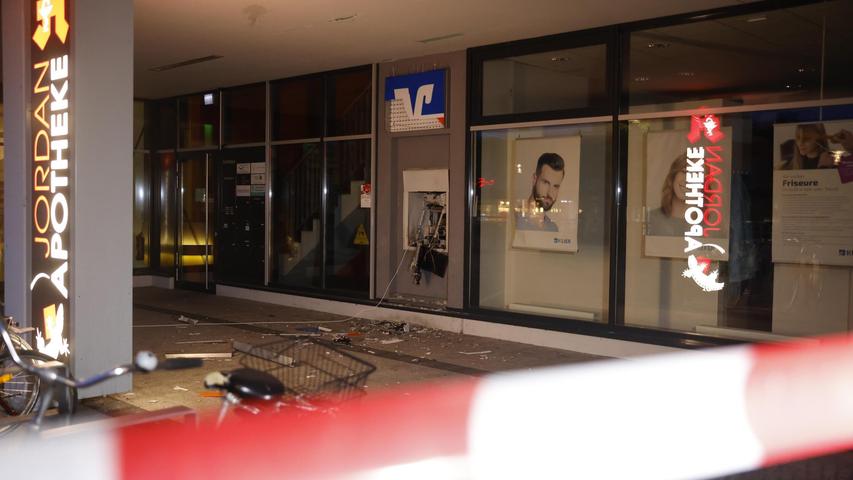 Auch am Selbstbedienungsautomaten der VR-Bank in Erlangen-Büchenbach machten sich die Täter zu schaffen - es bleibt ein enormer Schaden zurück. Auch am Selbstbedienungsautomaten der VR-Bank in Erlangen-Büchenbach machten sich die Täter zu schaffen - es bleibt ein enormer Schaden zurück.