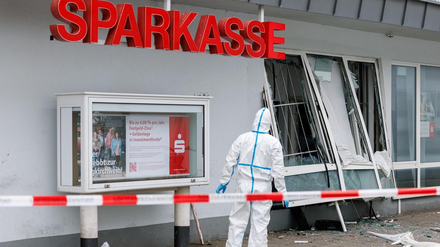 Die Explosion im Foyer einer Bank hat erheblichen Schaden angerichtet. Die Explosion im Foyer einer Bank hat erheblichen Schaden angerichtet.