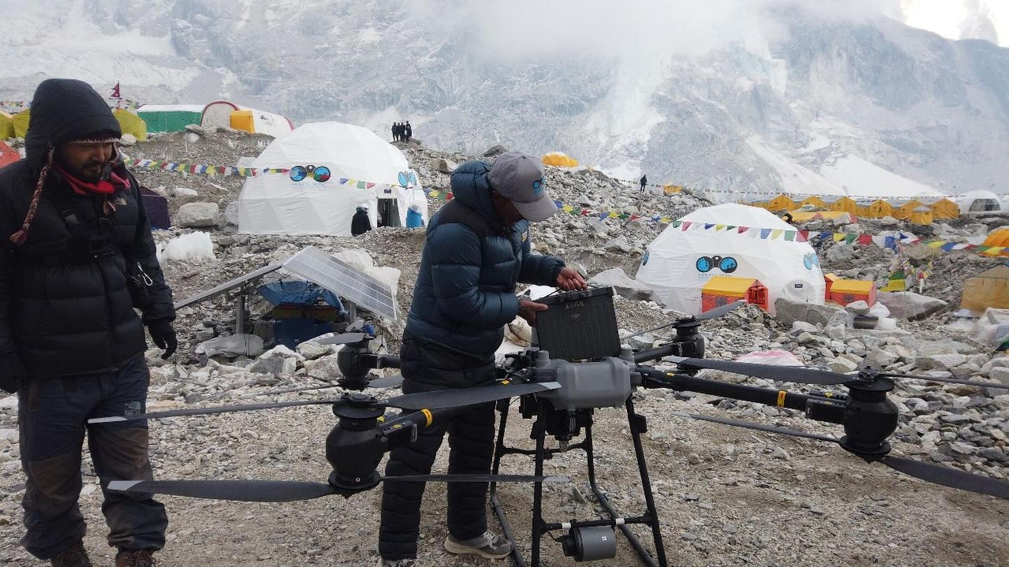 Drohnen sollen helfen, die Sicherheit am Everest zu erhöhen. Drohnen sollen helfen, die Sicherheit am Everest zu erhöhen.