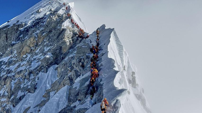 Der Gipfel des Everest zieht Bergsteiger aus aller Welt magisch an - trotz zahlreicher Gefahren. Der Gipfel des Everest zieht Bergsteiger aus aller Welt magisch an - trotz zahlreicher Gefahren.