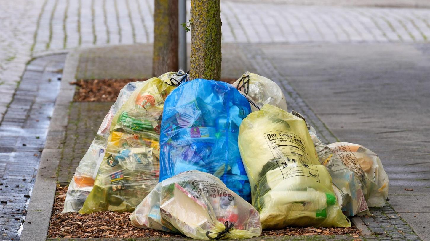 Müll aus Haushalten am Straßenrand - der größte Posten bei den Abfällen entsteht allerdings anderswo. (Archivbild) Müll aus Haushalten am Straßenrand - der größte Posten bei den Abfällen entsteht allerdings anderswo. (Archivbild)