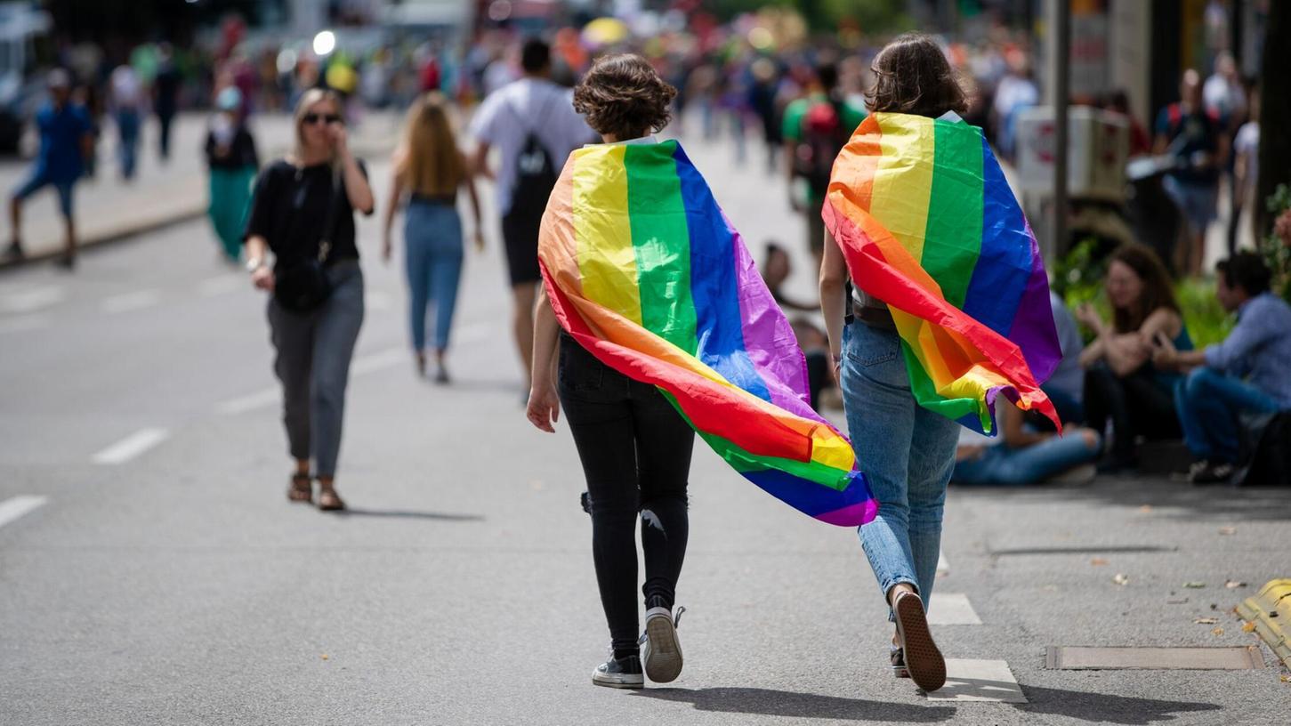 Regenbogenfamilien: Familien, in denen ein gleichgeschlechtliches Paar mit minderjährigen Kindern in einem Haushalt zusammenlebt. (Archivbild) Regenbogenfamilien: Familien, in denen ein gleichgeschlechtliches Paar mit minderjährigen Kindern in einem Haushalt zusammenlebt. (Archivbild)