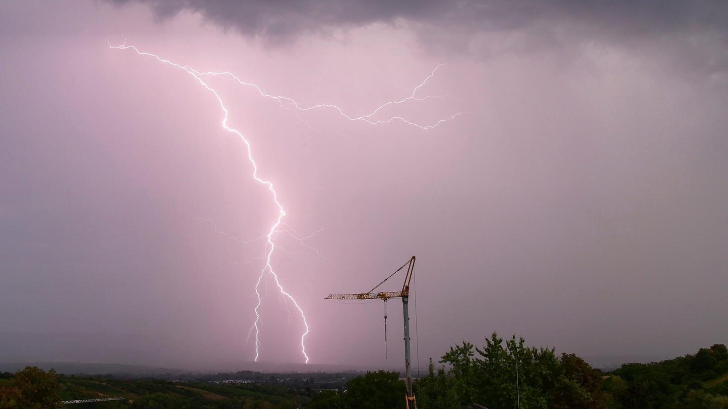Das Wetter in Bayern zeigt sich in den kommenden Tagen vor allem von seiner nassen Seite - auch Gewitter drohen erneut. (Symbolbild) Das Wetter in Bayern zeigt sich in den kommenden Tagen vor allem von seiner nassen Seite - auch Gewitter drohen erneut. (Symbolbild)