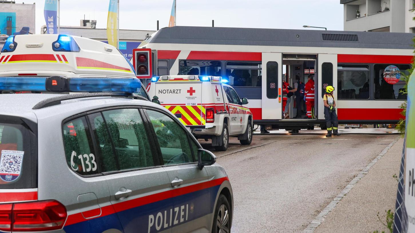 Einsatzkräfte arbeiten am Unfallort in Eferding: Bei einem Zugsunglück in Oberösterreich ist am Montagnachmittag ein Kind getötet worden. Einsatzkräfte arbeiten am Unfallort in Eferding: Bei einem Zugsunglück in Oberösterreich ist am Montagnachmittag ein Kind getötet worden.