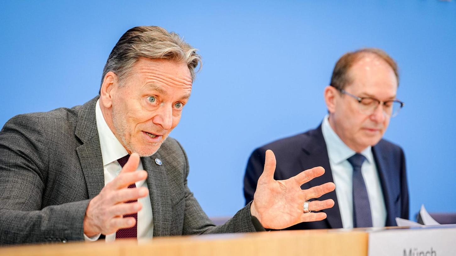 Das Bundeslagebild Cybercrime 2024 stellt BKA-Präsident Holger Münch zusammen mit Bundesinnenminister Alexander Dobrindt (CSU) vor. Das Bundeslagebild Cybercrime 2024 stellt BKA-Präsident Holger Münch zusammen mit Bundesinnenminister Alexander Dobrindt (CSU) vor.