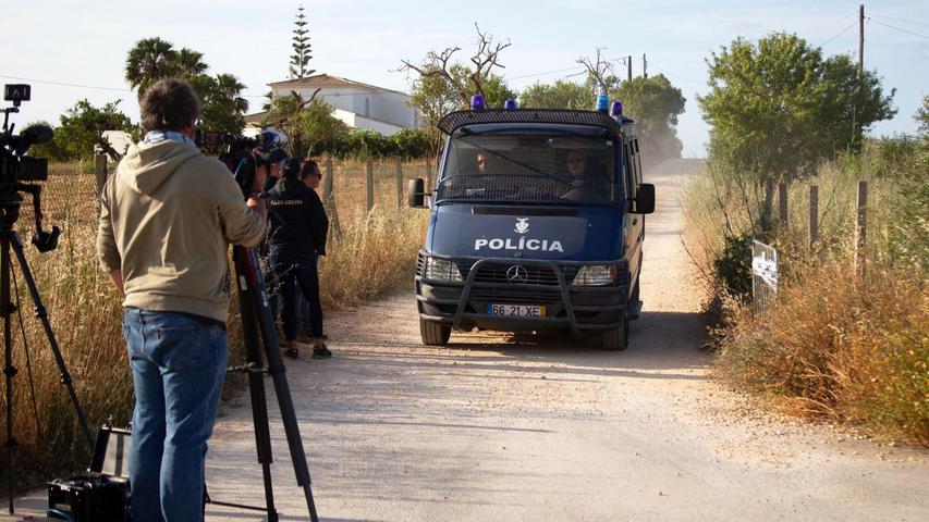 Rund 30 portugiesische Polizisten haben die Suche nach der seit 2007 verschwundenen Madeleine McCann fortgesetzt. Rund 30 portugiesische Polizisten haben die Suche nach der seit 2007 verschwundenen Madeleine McCann fortgesetzt.