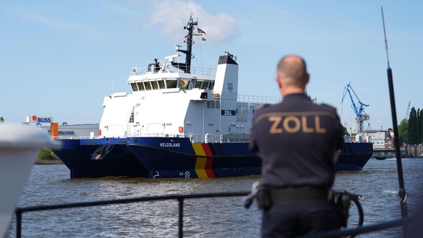 Das Küstenwachschiff „Helgoland“ liegt auf der Elbe im Hamburger Hafen. Das Küstenwachschiff „Helgoland“ liegt auf der Elbe im Hamburger Hafen.