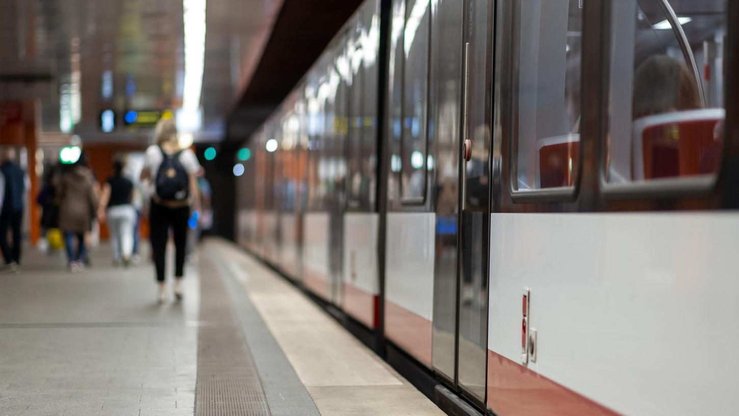 Eine U-Bahn der VAG (Verkehrs-Aktiengesellschaft Nürnberg) steht an der Haltestelle Hauptbahnhof am Gleis. Eine U-Bahn der VAG (Verkehrs-Aktiengesellschaft Nürnberg) steht an der Haltestelle Hauptbahnhof am Gleis.