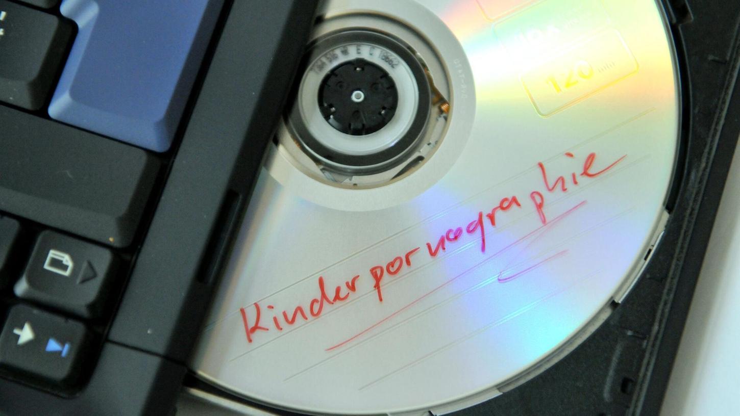 Bei dem Beschuldigten wurden mehrere Datenträger mit Darstellungen von schwerem sexuellen Missbrauch von Kindern gefunden. (Symbolbild) Bei dem Beschuldigten wurden mehrere Datenträger mit Darstellungen von schwerem sexuellen Missbrauch von Kindern gefunden. (Symbolbild)