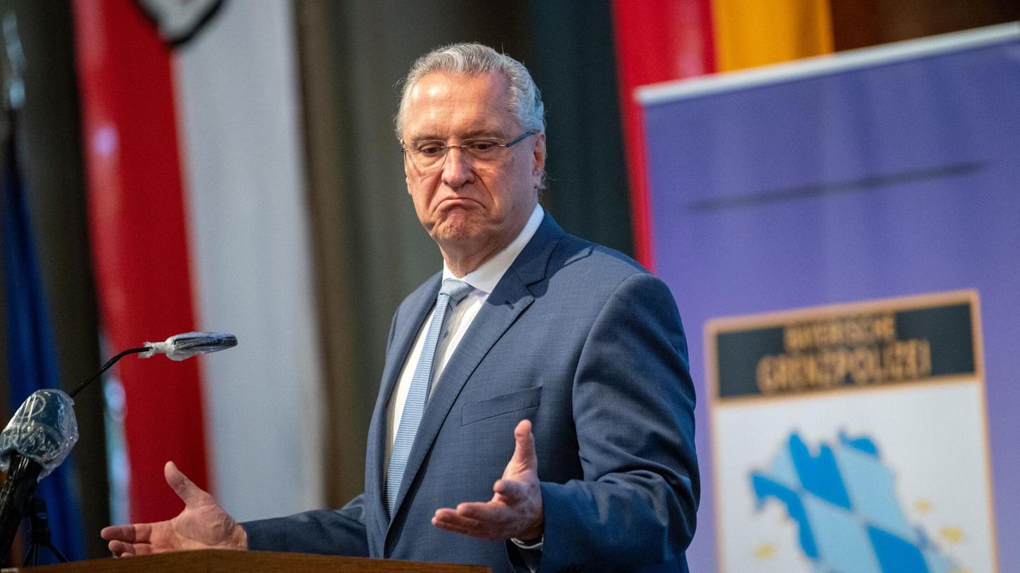 Auch wenn das Berliner Verwaltungsgericht die Zurückweisung von drei Somaliern an der Grenze für unzulässig hielt - Bayerns Innenminister Joachim Herrmann (CSU) will keine Zweifel an der neuen Praxis akzeptieren. (Archivbild) Auch wenn das Berliner Verwaltungsgericht die Zurückweisung von drei Somaliern an der Grenze für unzulässig hielt - Bayerns Innenminister Joachim Herrmann (CSU) will keine Zweifel an der neuen Praxis akzeptieren. (Archivbild)