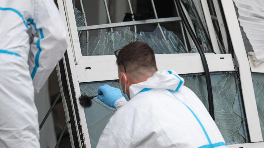 Die Spurensicherung sucht am Tatort nach Hinweisen, die auf die Täter schließen lassen. Die Spurensicherung sucht am Tatort nach Hinweisen, die auf die Täter schließen lassen.