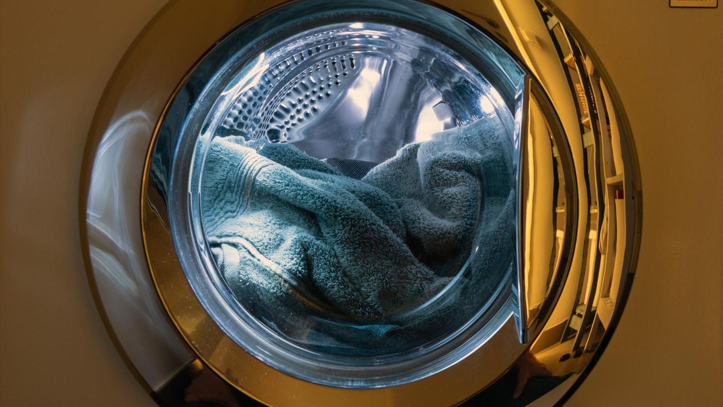 In Deutschlands Haushalten stehen über 40 Millionen Waschmaschinen. Waschen in der Nacht wäre einer Studie zufolge hilfreich für die Energiewende. In Deutschlands Haushalten stehen über 40 Millionen Waschmaschinen. Waschen in der Nacht wäre einer Studie zufolge hilfreich für die Energiewende.