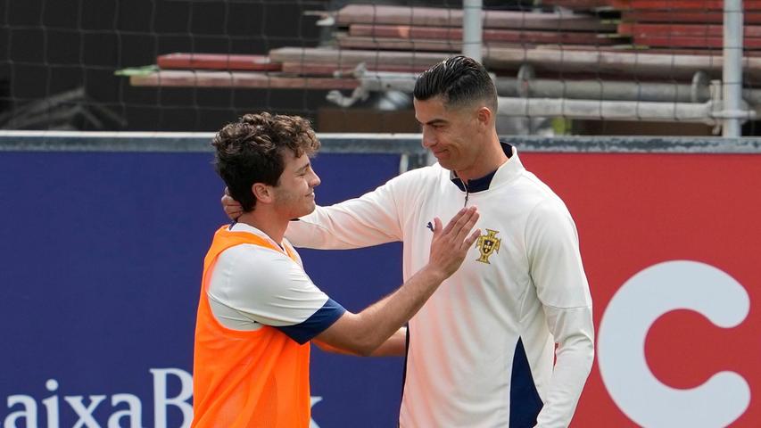 Portugals Kapitän Cristiano Ronaldo (r) mit Champions-League-Sieger Joao Neves beim Training. Portugals Kapitän Cristiano Ronaldo (r) mit Champions-League-Sieger Joao Neves beim Training.