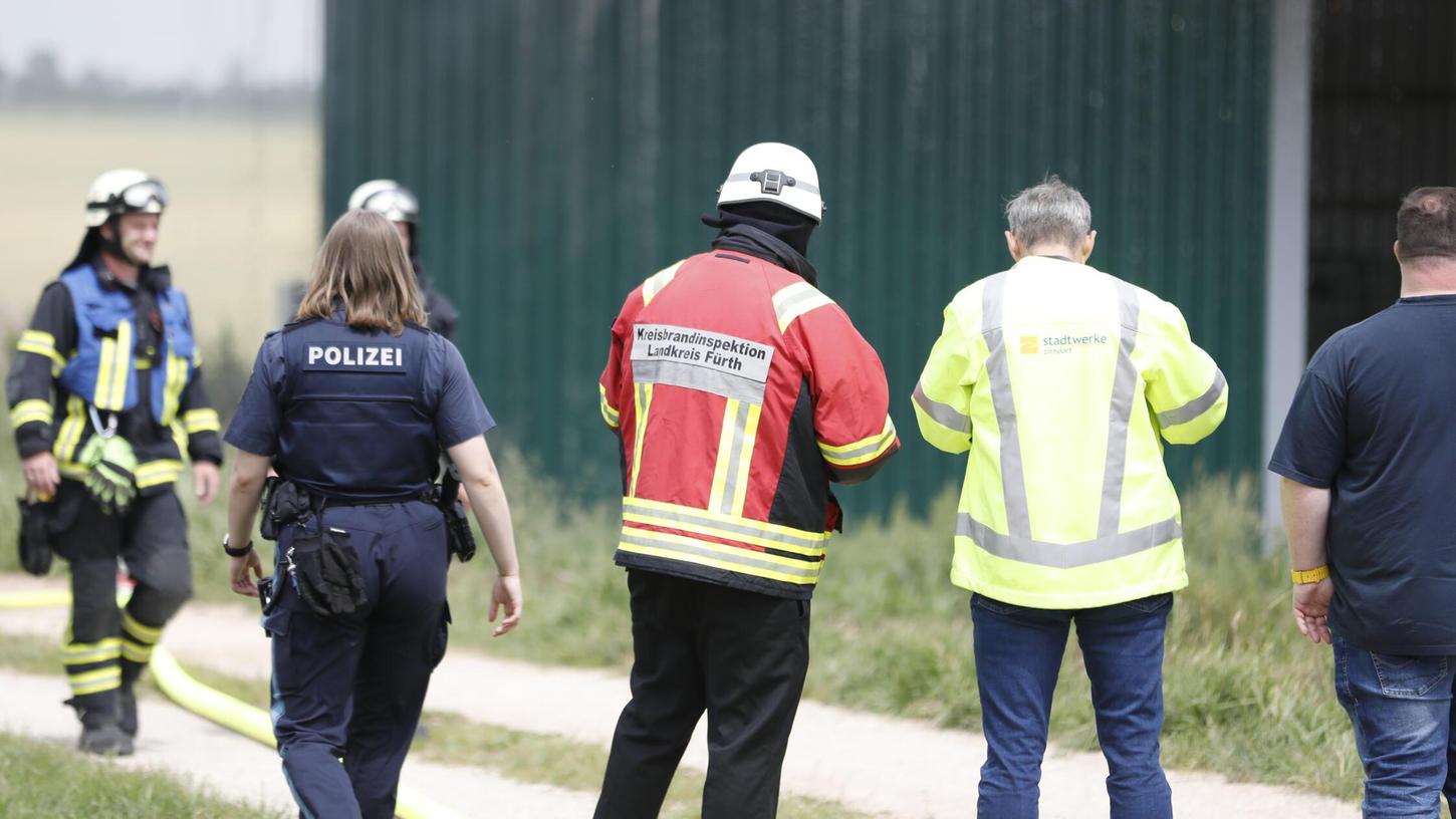 Zahlreiche Einsatzkräfte rückten am Dienstag zu einem landwirtschaftlichen Betrieb im Zirndorfer Ortsteil Bronnamberg aus. Zahlreiche Einsatzkräfte rückten am Dienstag zu einem landwirtschaftlichen Betrieb im Zirndorfer Ortsteil Bronnamberg aus.