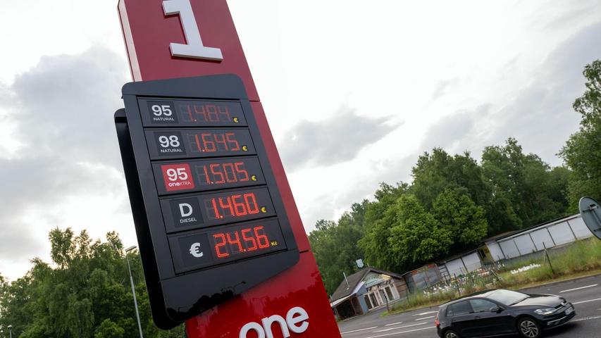 An dieser Tankstelle in Tschechien ist auch der Wechselkurs von Euro zu Kronen angegeben. An dieser Tankstelle in Tschechien ist auch der Wechselkurs von Euro zu Kronen angegeben.