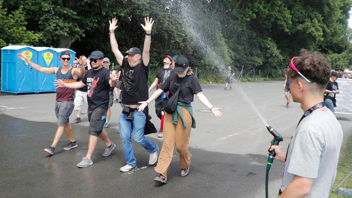Das Wasser könnte bei Rock im Park 2025 ab und an eher von oben kommen als aus dem Gartenschlauch ... Das Wasser könnte bei Rock im Park 2025 ab und an eher von oben kommen als aus dem Gartenschlauch ...