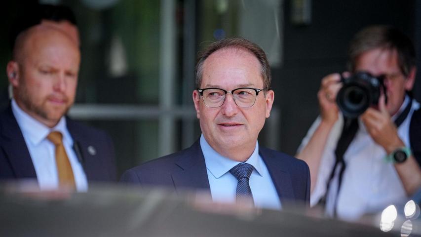 Bundesinnenminister Alexander Dobrindt (CSU) beantwortete bei der Vorstellung eines Lagebilds zur Cyberkriminalität auch Fragen zu den Grenzkontrollen. Bundesinnenminister Alexander Dobrindt (CSU) beantwortete bei der Vorstellung eines Lagebilds zur Cyberkriminalität auch Fragen zu den Grenzkontrollen.