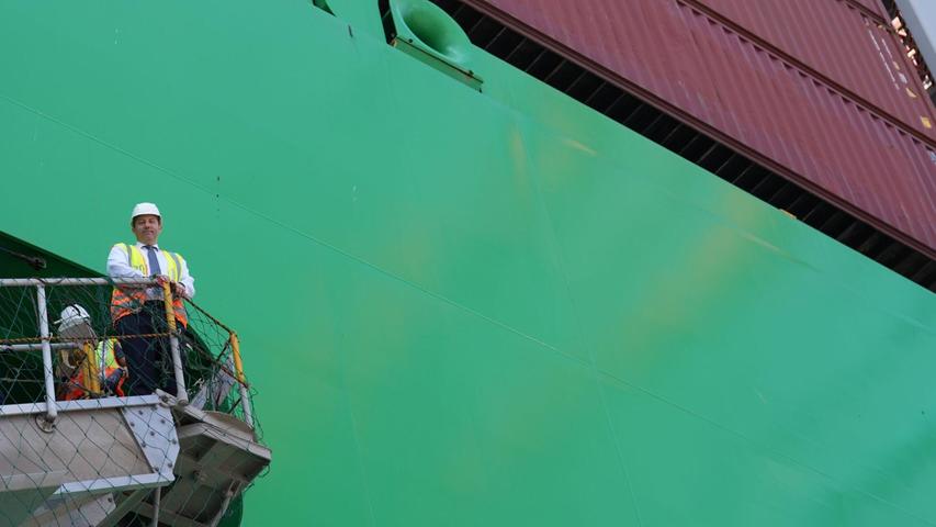 Finanzminister Klingbeil begleitet in Hamburg Zollbeamte an Bord eines Containerschiffs. Finanzminister Klingbeil begleitet in Hamburg Zollbeamte an Bord eines Containerschiffs.