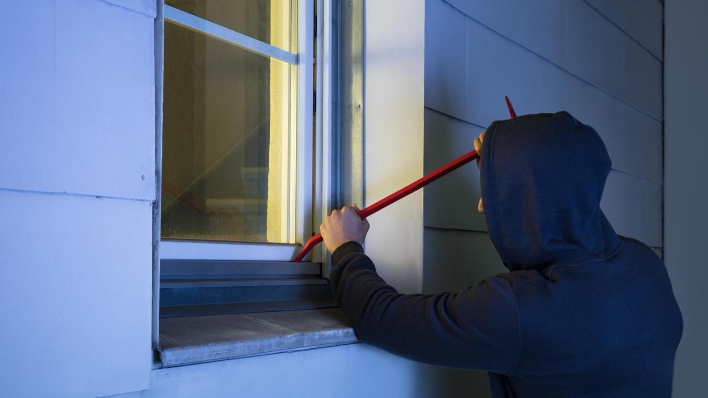 Gewaltsam verschafften sich unbekannte Täter Zutritt zu mindestens einem Firmengelände im Landkreis Roth und stahlen dort wertvolle Werkzeuge (Symbolbild). Gewaltsam verschafften sich unbekannte Täter Zutritt zu mindestens einem Firmengelände im Landkreis Roth und stahlen dort wertvolle Werkzeuge (Symbolbild).