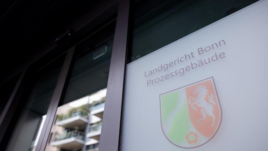 Bei Cum-Ex verschoben Finanzakteure Aktien mit („cum“) und ohne („ex“) Dividendenanspruch hin und her, um gar nicht gezahlte Steuern erstattet zu bekommen. Bei Cum-Ex verschoben Finanzakteure Aktien mit („cum“) und ohne („ex“) Dividendenanspruch hin und her, um gar nicht gezahlte Steuern erstattet zu bekommen.
