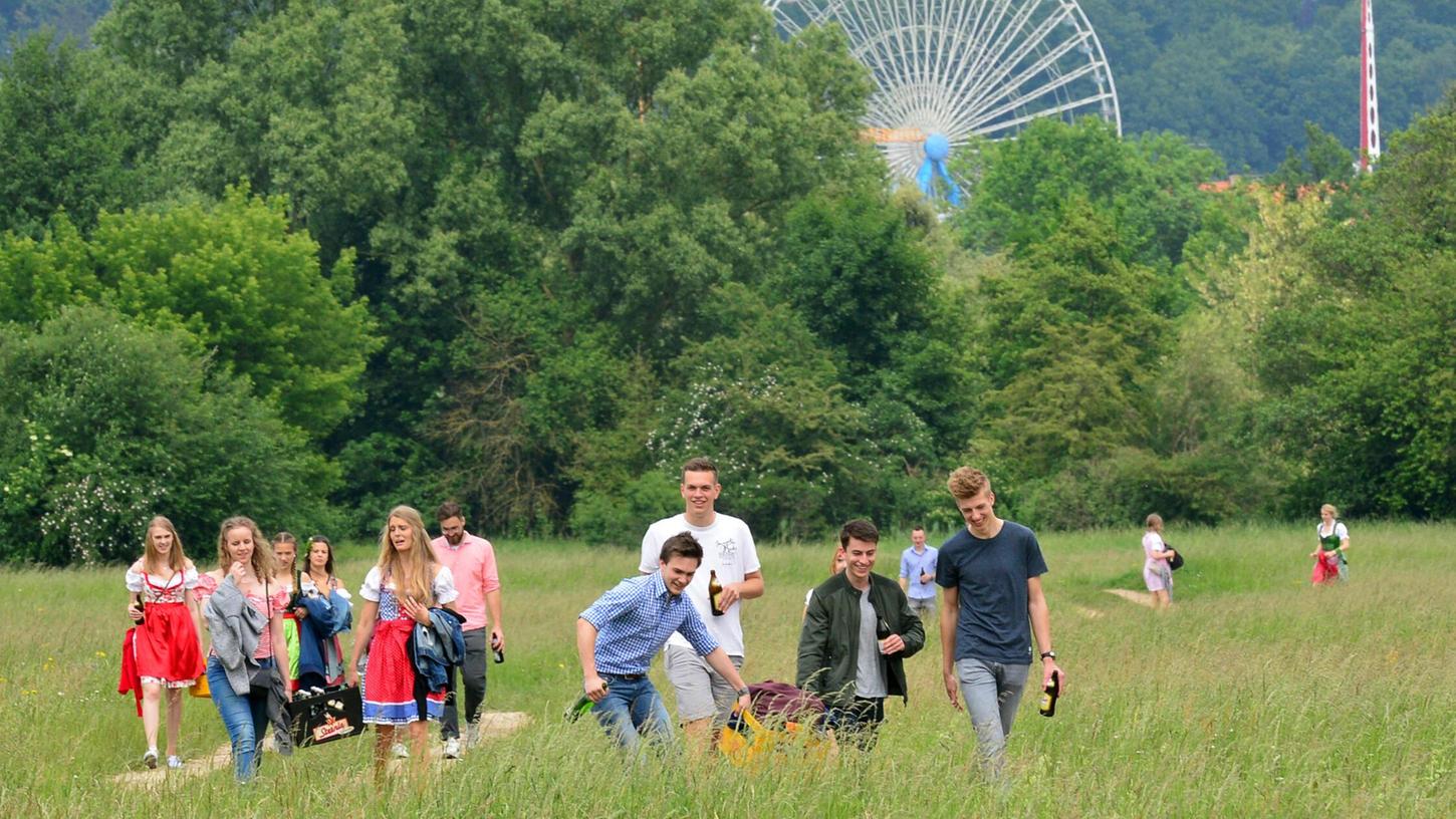 Das Kastenlaufen am ersten Tag der Bergkirchweih ist zur Tradition geworden. Man trifft sich dafür im Wiesengrund oder dem Bürgermeistersteg und glüht schon einmal so richtig vor. Das Kastenlaufen am ersten Tag der Bergkirchweih ist zur Tradition geworden. Man trifft sich dafür im Wiesengrund oder dem Bürgermeistersteg und glüht schon einmal so richtig vor.