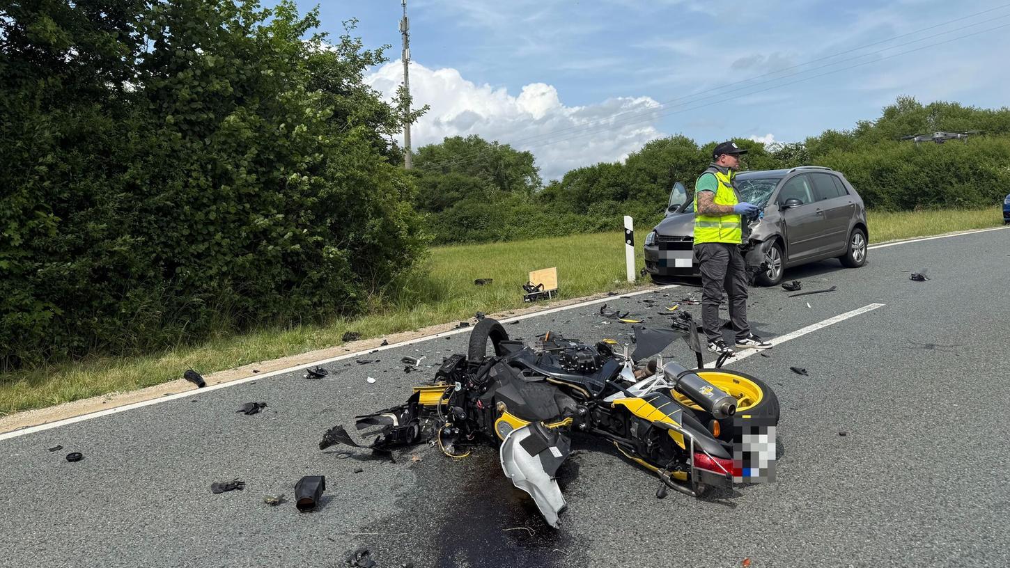 Auf der Ortsverbindungsstraße zwischen Heideck und Selingstadt hat sich am Dienstagnachmittag ein schwerer Verkehrsunfall zwischen einem Motorradfahrer und einem VW ereignet. Auf der Ortsverbindungsstraße zwischen Heideck und Selingstadt hat sich am Dienstagnachmittag ein schwerer Verkehrsunfall zwischen einem Motorradfahrer und einem VW ereignet.