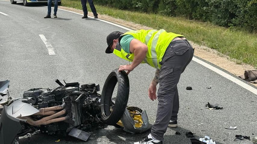 Der Motorradfahrer kollidierte mit einem mit dem Auto frontal, nachdem das Zweirad aus bislang ungeklärter Ursache auf die Gegenfahrbahn geraten war. Der Motorradfahrer kollidierte mit einem mit dem Auto frontal, nachdem das Zweirad aus bislang ungeklärter Ursache auf die Gegenfahrbahn geraten war.