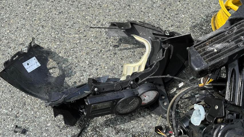 Am Unfallort bot sich den Einsatzkräften ein riesiges Trümmerfeld. Am Unfallort bot sich den Einsatzkräften ein riesiges Trümmerfeld.