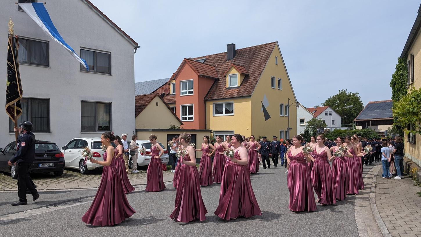 Die Freiwillige Feuerwehr Trautmannshofen feierte 125-jähriges Gründungsfest. Beim Festzug durch den Ort waren die Festdamen ein echter Hingucker. Die Freiwillige Feuerwehr Trautmannshofen feierte 125-jähriges Gründungsfest. Beim Festzug durch den Ort waren die Festdamen ein echter Hingucker.