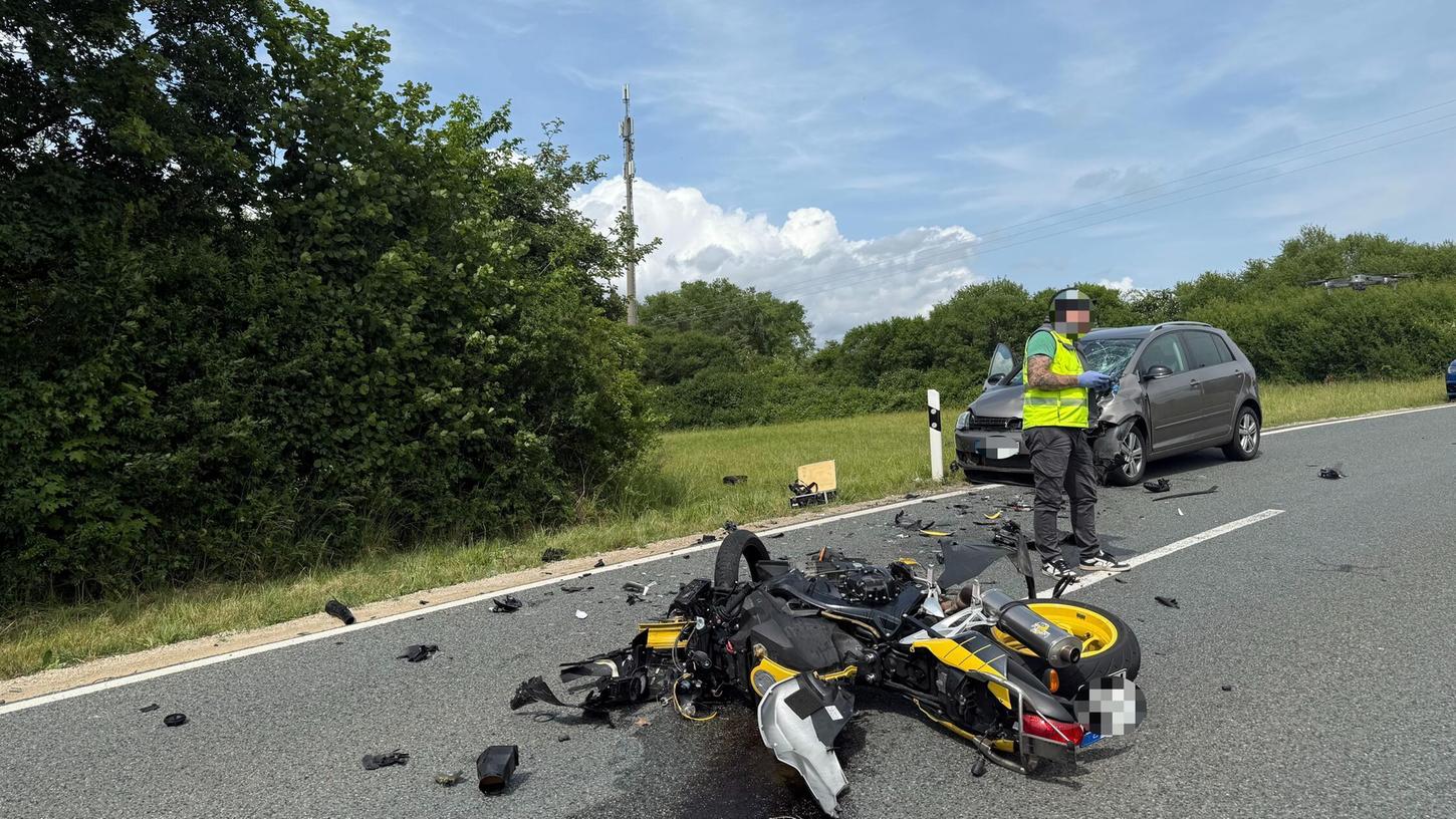 Auf der Ortsverbindungsstraße zwischen Heideck und Selingstadt (Landkreis Roth) hat sich am Dienstagnachmittag (03.06.2025) ein schwerer Verkehrsunfall zwischen einem Motorradfahrer und einem VW ereignet. Auf der Ortsverbindungsstraße zwischen Heideck und Selingstadt (Landkreis Roth) hat sich am Dienstagnachmittag (03.06.2025) ein schwerer Verkehrsunfall zwischen einem Motorradfahrer und einem VW ereignet.
