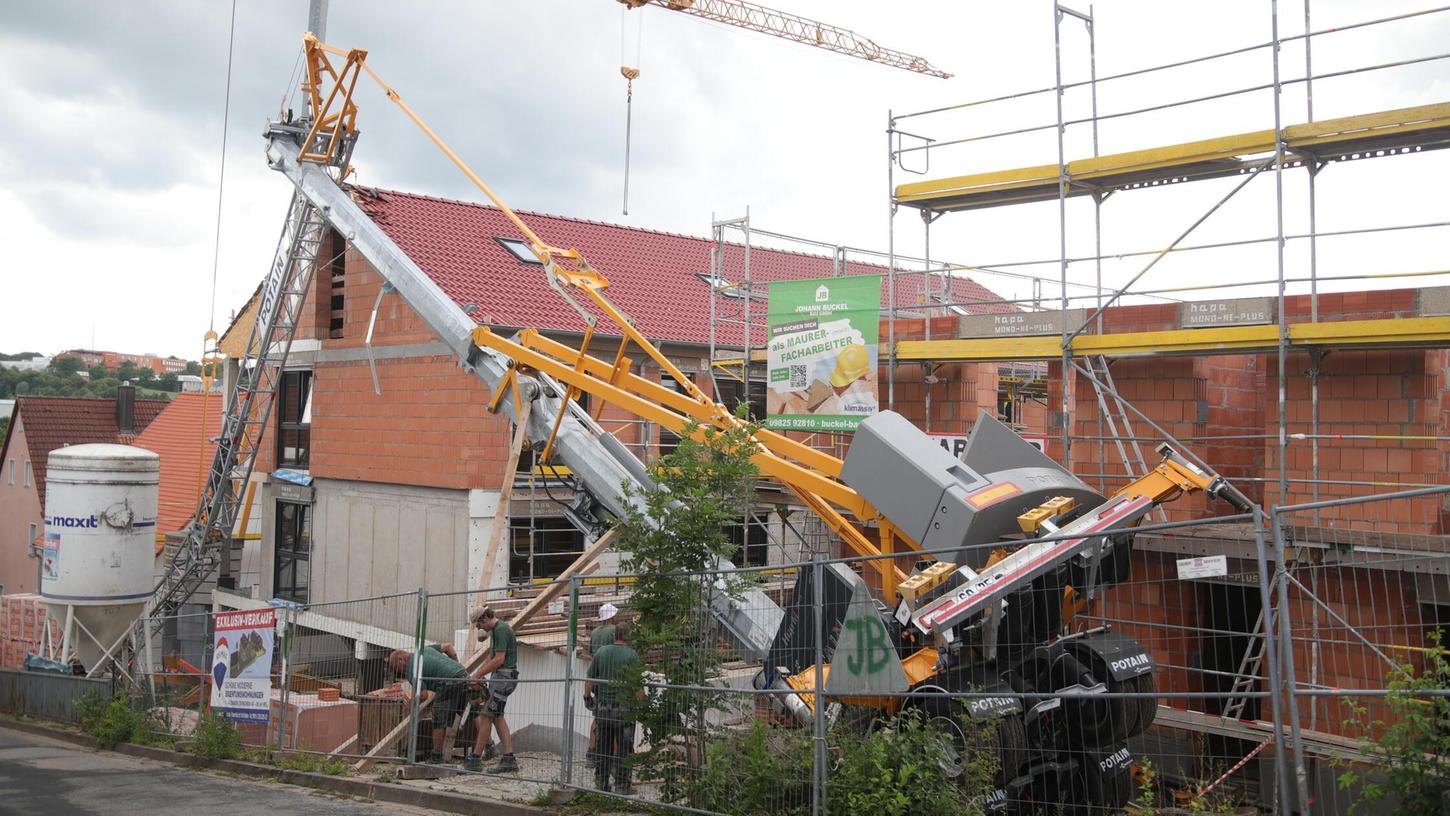 Ein Baukran stürzte am Dienstagnachmittag in den Giebel eines Rohbaus. Ein Baukran stürzte am Dienstagnachmittag in den Giebel eines Rohbaus.