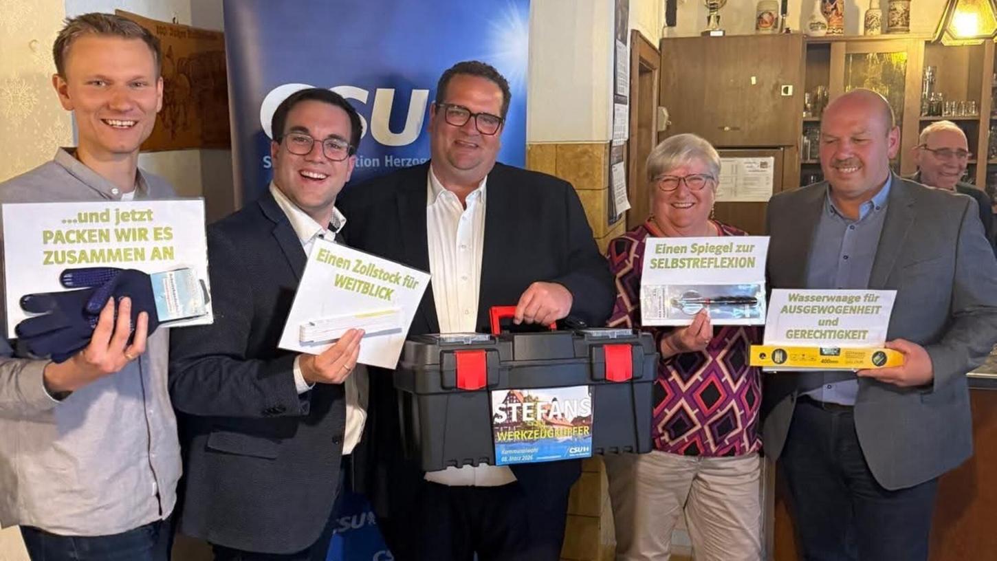 Nominierungsversammlung von CSU und JU: Simon Dummer (JU-Orts-Vorsitzender), Konrad Körner (Bundestagsabgeordneter), Bürgermeister-Kandidat Stefan Zenger, CSU-Ortsvorsitzende Ruthild Schrepfer und CSU-Fraktionsvorsitzender Walter Drebinger (v. li.). Nominierungsversammlung von CSU und JU: Simon Dummer (JU-Orts-Vorsitzender), Konrad Körner (Bundestagsabgeordneter), Bürgermeister-Kandidat Stefan Zenger, CSU-Ortsvorsitzende Ruthild Schrepfer und CSU-Fraktionsvorsitzender Walter Drebinger (v. li.).