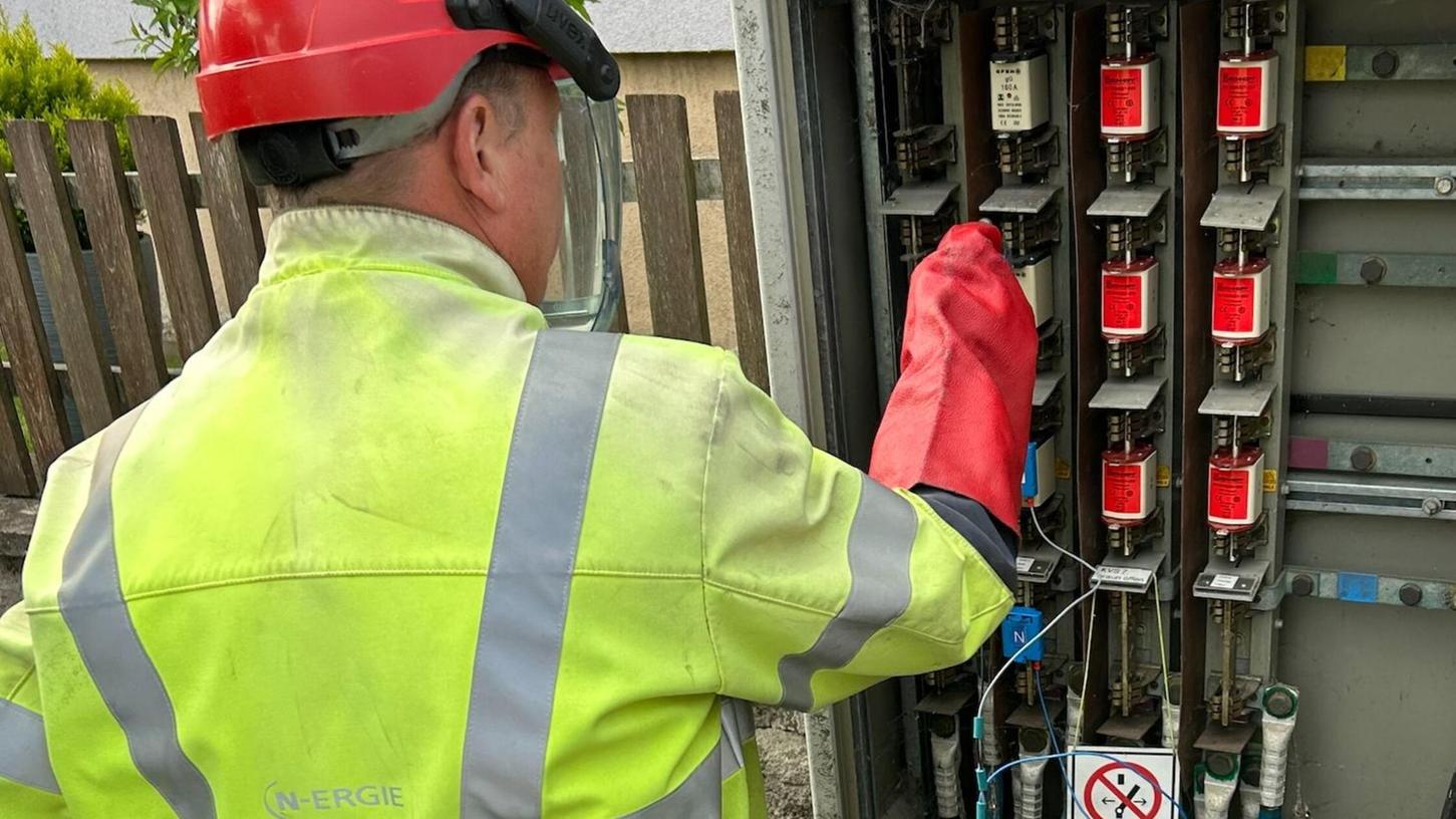 Ein Monteur der N-Ergie Netz installiert Komponenten der Breitband-Powerline-Technik an einem Kabelverteilerschrank. Ein Monteur der N-Ergie Netz installiert Komponenten der Breitband-Powerline-Technik an einem Kabelverteilerschrank.