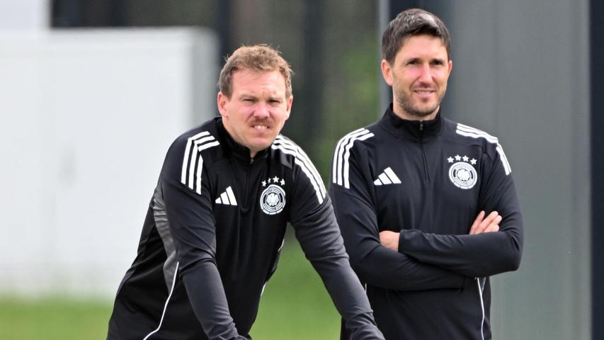 Julian Nagelsmann (l) schaut beim letzten Training nochmal genau hin. Neben ihm Assistent Benjamin Glück. Julian Nagelsmann (l) schaut beim letzten Training nochmal genau hin. Neben ihm Assistent Benjamin Glück.
