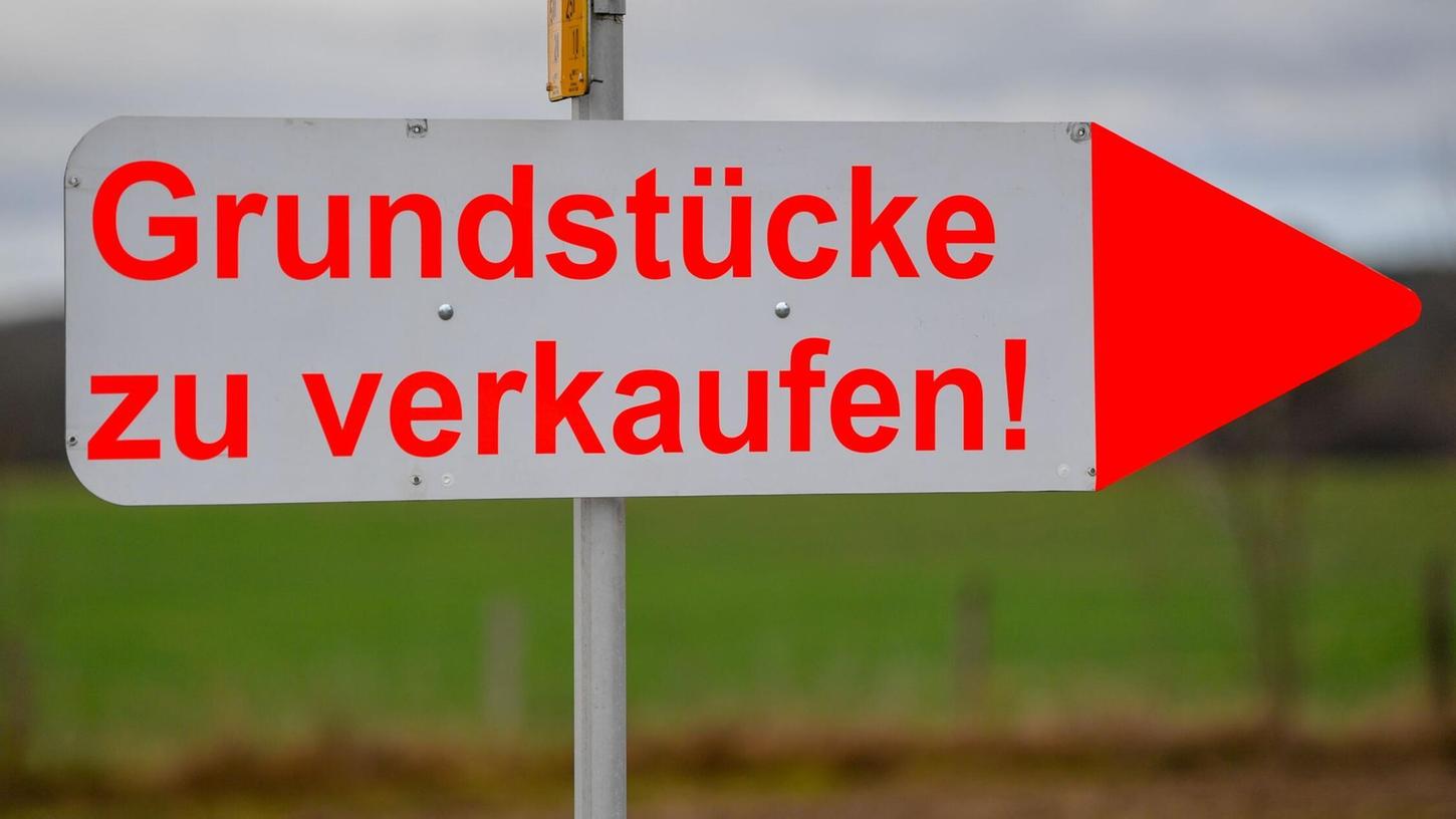 Bei Bauarbeiten für ein Einfamilienhaus ist ein Kran umgefallen (Symbolbild). Bei Bauarbeiten für ein Einfamilienhaus ist ein Kran umgefallen (Symbolbild).