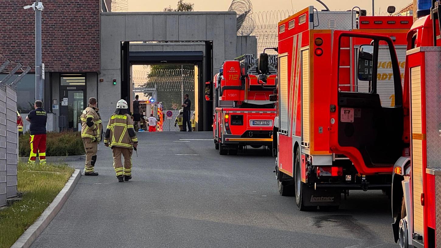 Am Dienstagabend (03.06.2025) ist in einer Abschiebehaftanstalt in Hof ein Brand ausgebrochen. Ein Großaufgebot von Feuerwehr, Rettungsdienst und Polizei rückte an. Am Dienstagabend (03.06.2025) ist in einer Abschiebehaftanstalt in Hof ein Brand ausgebrochen. Ein Großaufgebot von Feuerwehr, Rettungsdienst und Polizei rückte an.