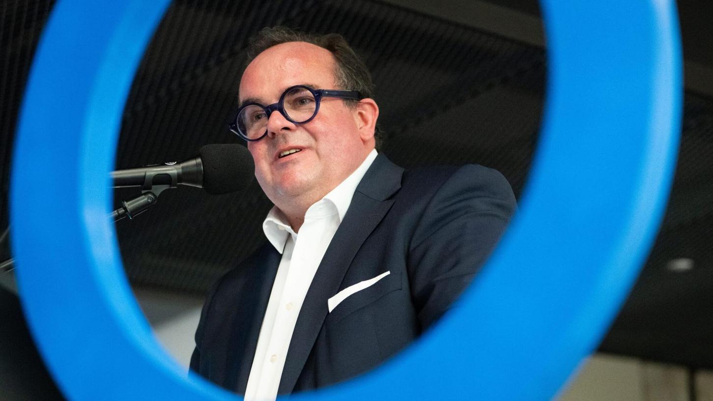 Die blaue Brille ist Baumgärtners Markenzeichen - und auch sein Logo für den Wahlkampf. Die blaue Brille ist Baumgärtners Markenzeichen - und auch sein Logo für den Wahlkampf.