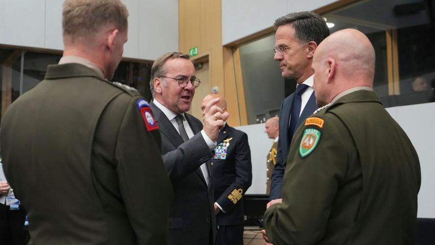 Am Rande eines Treffens der sogenannten Ukraine-Kontaktgruppe in Brüssel kündigte Pistorius einen neuen Anlauf für die internationale Verstärkung und Aufrechterhaltung der ukrainischen Flugabwehr an. Am Rande eines Treffens der sogenannten Ukraine-Kontaktgruppe in Brüssel kündigte Pistorius einen neuen Anlauf für die internationale Verstärkung und Aufrechterhaltung der ukrainischen Flugabwehr an.