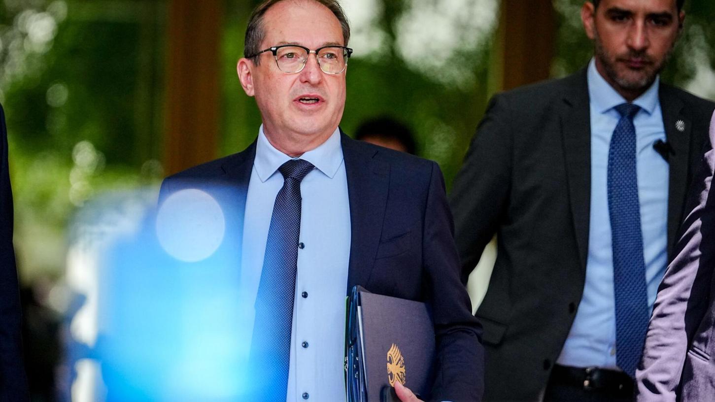 Polizisten können nicht belangt werden, argumentiert Innenminister Dobrindt. (Archivbild) Polizisten können nicht belangt werden, argumentiert Innenminister Dobrindt. (Archivbild)