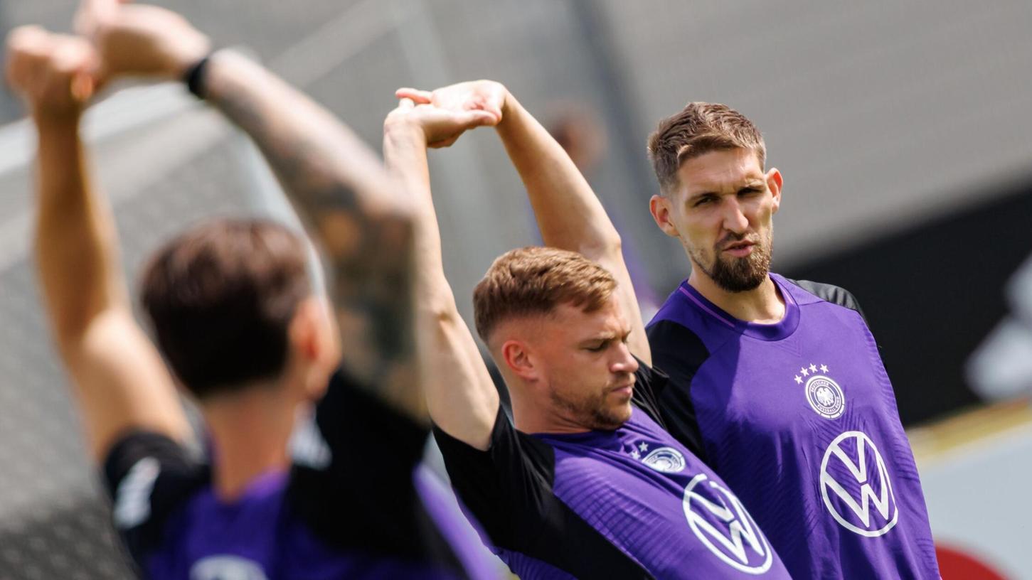 Robert Andrich (r) beim Nationalmannschafts-Training mit Kapitän Joshua Kimmich (M). Robert Andrich (r) beim Nationalmannschafts-Training mit Kapitän Joshua Kimmich (M).