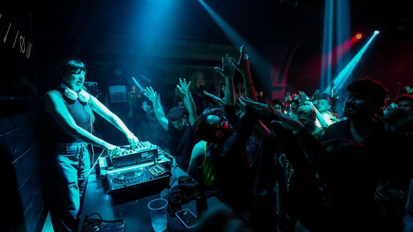 Die in Berlin lebende DJ Nuria legt in Damaskus auf. Die in Berlin lebende DJ Nuria legt in Damaskus auf.