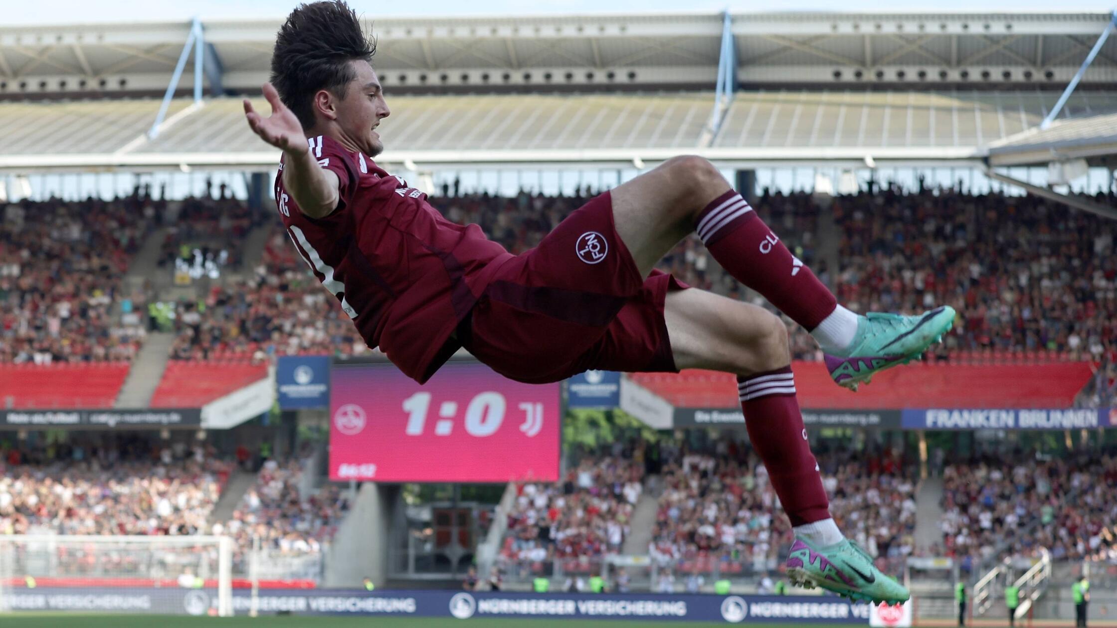 Testspiel (26.7.2024): Die Generalprobe vor dem ersten Zweitliga-Spieltag gerät furios. 3:0 schicken die neu formierten Cluberer den italienischen Rekordmeister Juventus Turin nach Hause. Auch Dustin Forkel trägt sich, neben Tim Janisch und Caspar Jander, in die Torschützenliste ein - und macht beim Jubel den Klose-Salto.