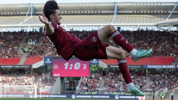 Testspiel (26.7.2024): Die Generalprobe vor dem ersten Zweitliga-Spieltag gerät furios. 3:0 schicken die neu formierten Cluberer den italienischen Rekordmeister Juventus Turin nach Hause. Auch Dustin Forkel trägt sich, neben Tim Janisch und Caspar Jander, in die Torschützenliste ein - und macht beim Jubel den Klose-Salto.