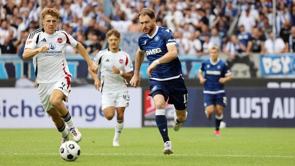 1. Spieltag (3.8.2024): Angekommen im Liga-Alltag folgt das jähe Erwachen: Nach einer frühen 2:0 Führung verliert die Klose Elf ihr erstes Pflichtspiel auswärts in Karlsruhe mit 3:2. Matchwinner ist der Georgier Budu Zivzivadze, der alle drei Treffer der Badener erzielt.