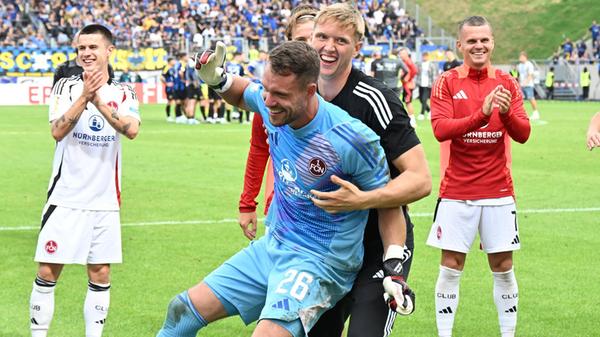1. Pokalrunde (18.8.2024): Besser läuft es im Pokal: Gegen den Vorjahres-Pokalschreck aus Saarbrücken zieht der 1. FC Nürnberg im Elfmeterschießen in die 2. Runde ein. Der zum Pokal-Keeper degradierte Christian Mathenia hält dabei den entscheidenden Strafstoß.