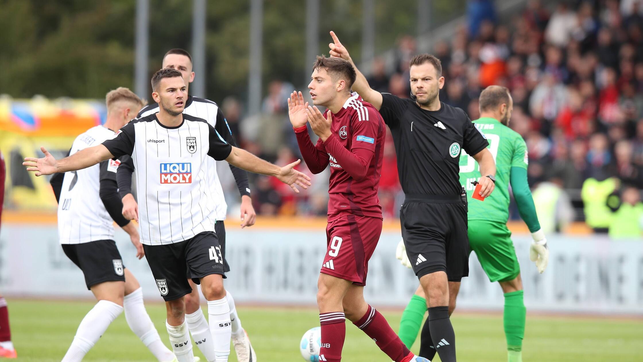 5. Spieltag (14.9.2024): Beim 2:1 in Ulm geht der Stern des Stefanos Tzimas auf. Nachdem der talentierte Jungstürmer zuvor bei seinen Joker-Einsätzen ohne Torerfolg geblieben war, erzielt er bei den Spatzen den 2:1-Siegtreffer - und holt sich in der Nachspielzeit eine umstrittene rote Karte ab.