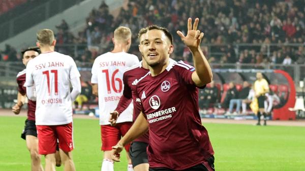 10. Spieltag (25.10.2024): Ein weiteres Spektakel brennt die junge Club-Elf kaum fünf Tage später ab. Der 8:3-Heimsieg gegen den Jahn aus Regensburg bleibt bis zum Ende die torreichste Partie der Saison in allen deutschen Profi-Ligen. Matchwinner ist Julian Justvan, dem ein Dreierpack gelingt.