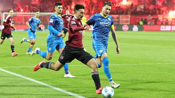 17. Spieltag (21.12.2024): Es folgen sieben Wochen ohne Sieg - und ein einigermaßen versöhnlicher vorweihnachtlicher Hinrundenabschluss. Mit einem 1:0 daheim gegen Eintracht Braunschweig verabschiedet sich der 1. FC Nürnberg auf Platz 11 der Tabelle in die Winterpause.